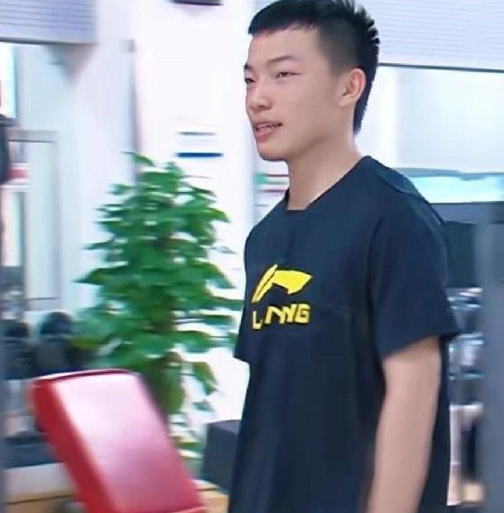 王曼昱在中国大满贯霸气登顶，赛后王励勤却第一时间快步走向看台，特意冲着一个头发稀疏的年轻人握手道贺。