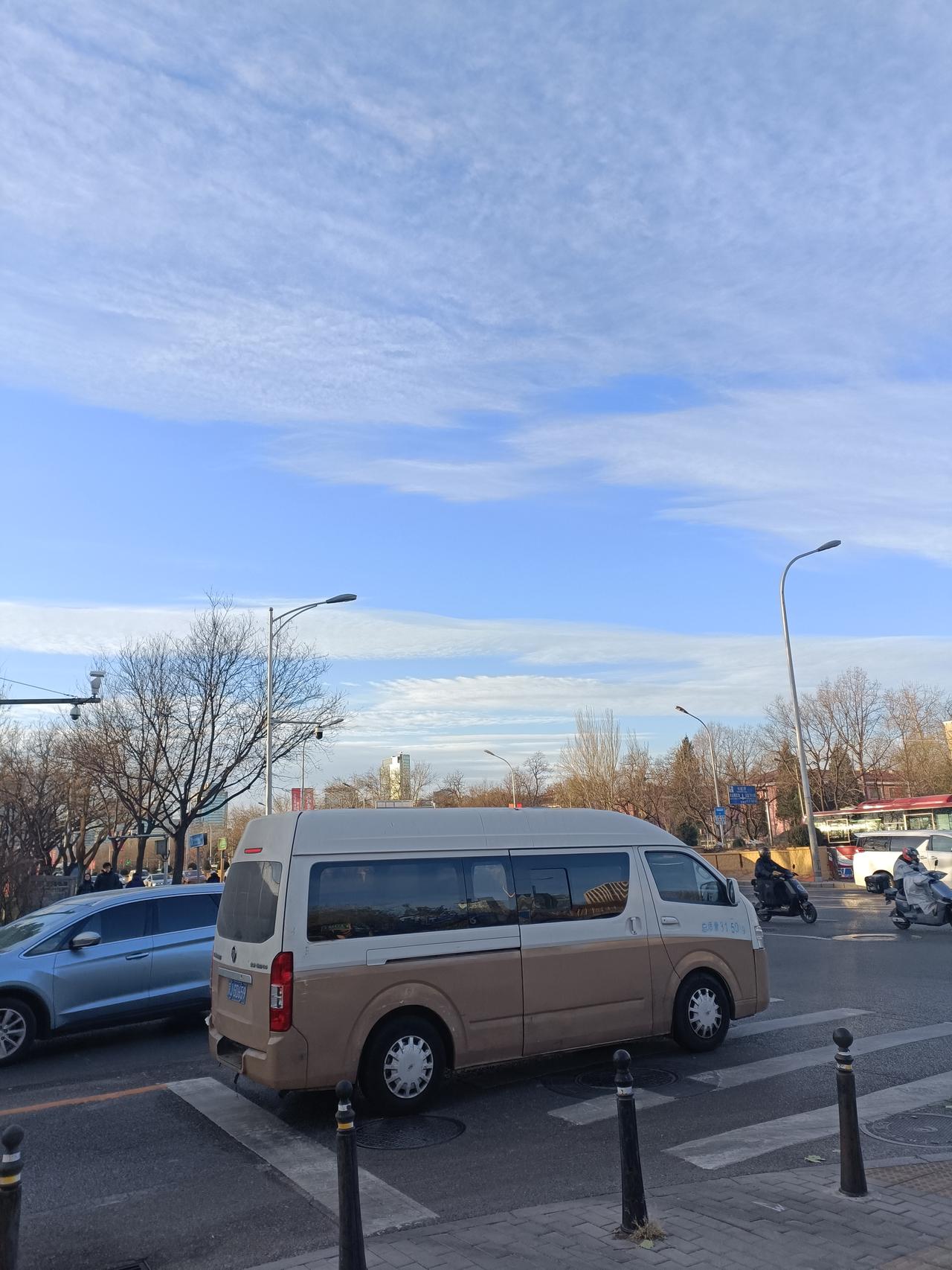 对联这玩意儿，讲究对仗工整、意境相符。看到“瞻天望云起”，我琢磨着下联可以是“瞰