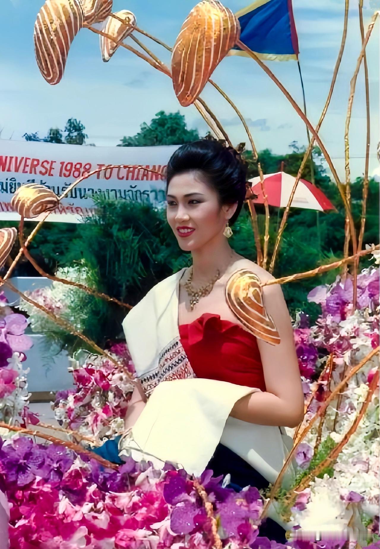 这是1988年，21岁的英拉在清迈选美夺冠的珍贵照片。花车簇拥，紫兰环绕，一身泰
