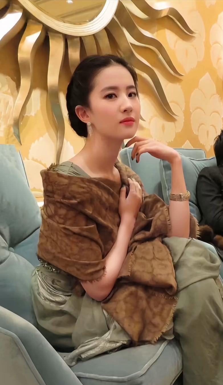 神仙姐姐刘亦菲受邀请参加日常活动中穿着十分普通[玫瑰][玫瑰][玫瑰]
