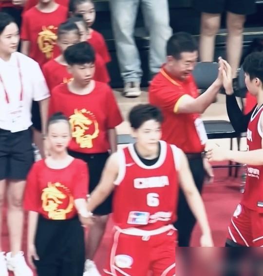 上任还不到5个月，杨舒予的女篮队长袖标，突然就被宫鲁鸣给摘了。我认为，这个说