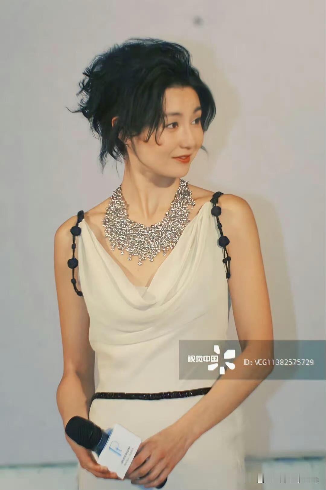 张曼玉这组造型也太绝美了吧！简单的盘发干净又显气质，跟她那种云淡风轻的氛围太搭