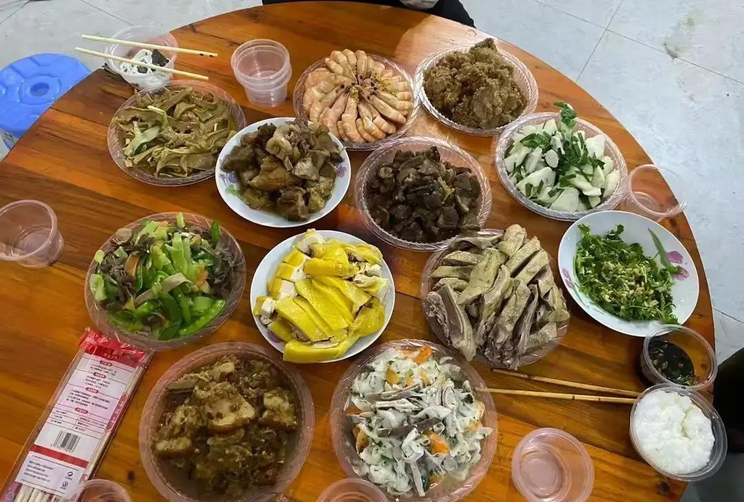 元旦喜酒桌上堂姑婆端详我半天冒出一句你比你姐老好多。我筷子悬在半空笑不出。伯