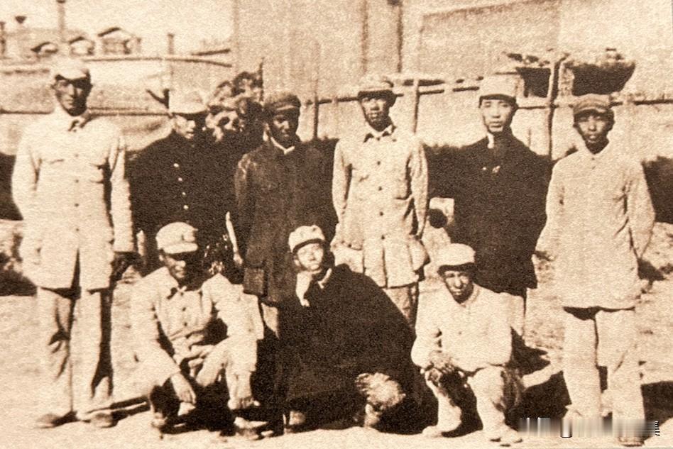 1945年9月至10月，晋冀鲁豫军区部队先后进行上党战役、邯郸战役。10月，为应