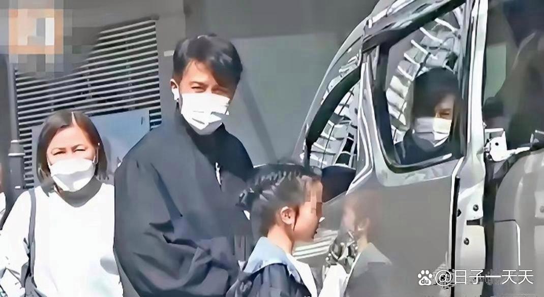 刘恺威这女儿奴当得绝！小糯米都12岁啦，那腿型跟杨幂年轻时一模一样，又细又直。刘