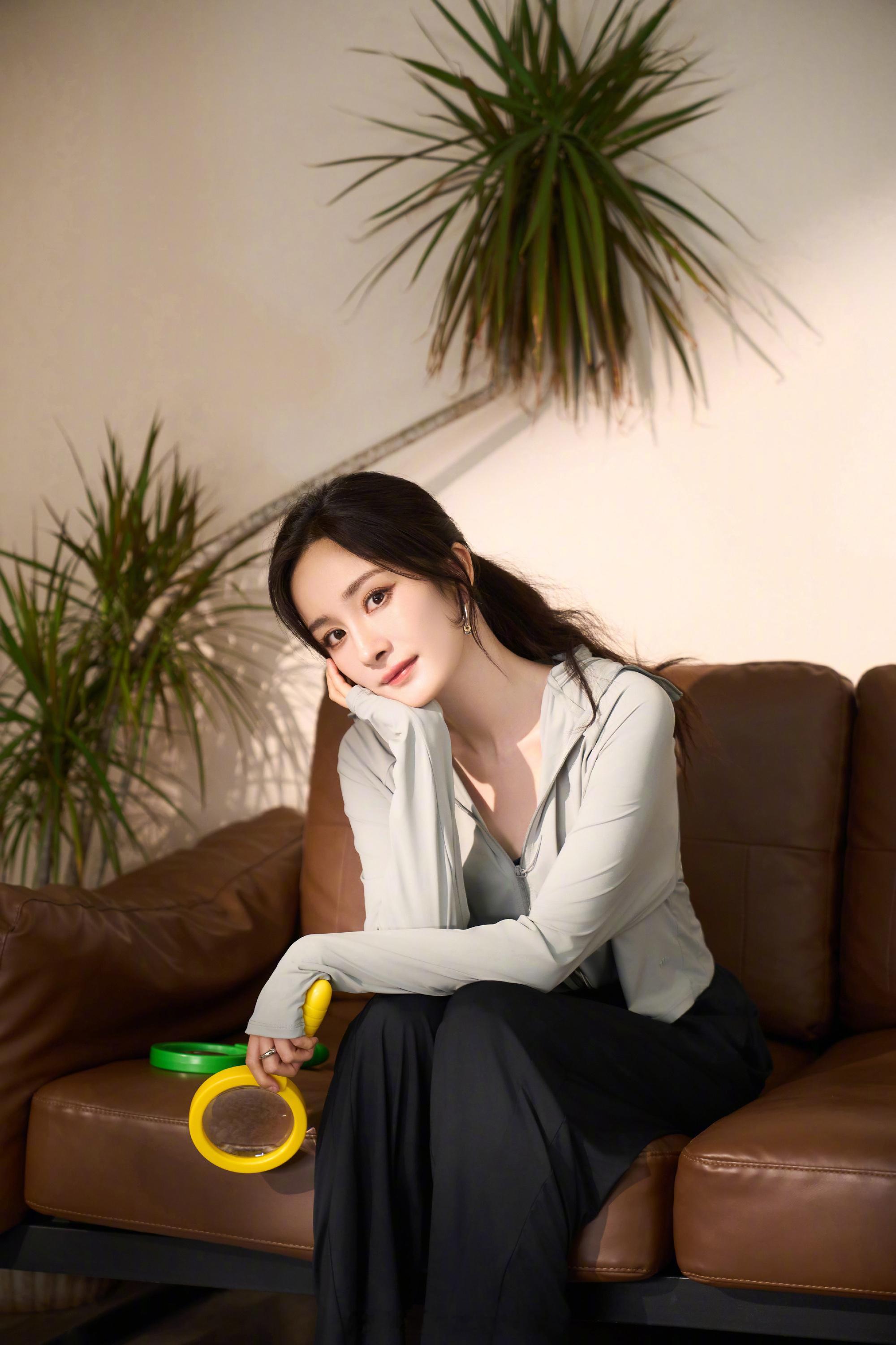 杨幂青春甜美的穿搭色彩​​​
