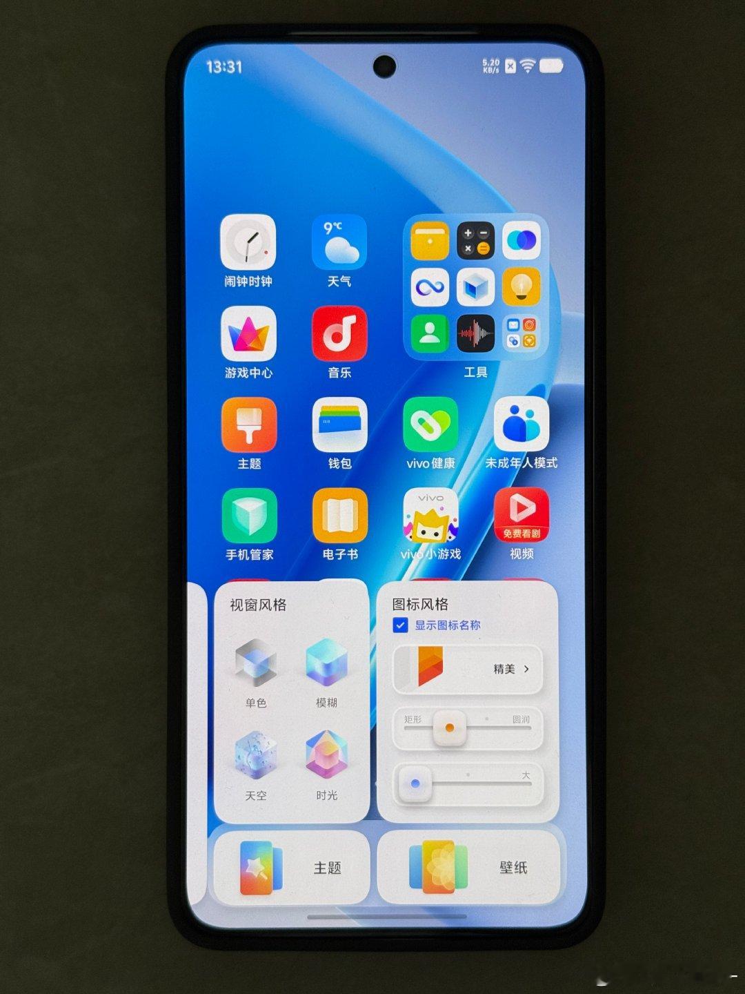 iQOONeo11的桌面图标可以通过变形器自定义圆润和大小，还有多种图标风格可以