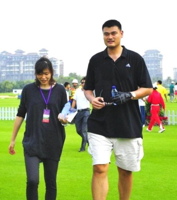 都以为姚明娶了叶莉是享福，我告诉你，他每天回家都要“受罪”，你想象一下，1米9的