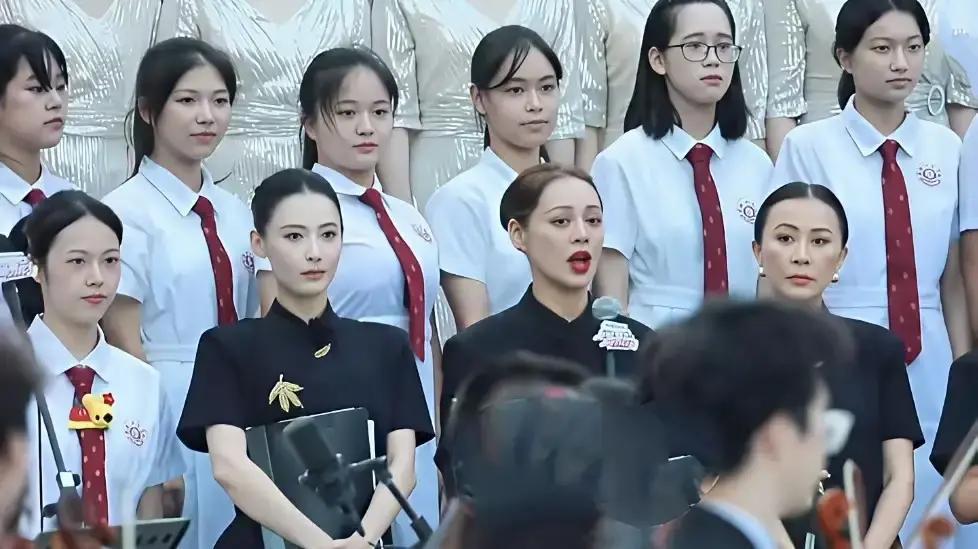 43岁张柏芝同框即碾压她往红毯一站，同场女星自动后退半步。TVB高海宁说：