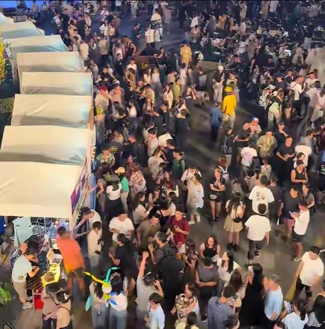 出租车师傅摇下车窗，第一句不是“去哪儿”，而是“又来避暑啊？”这个“又”字，让我