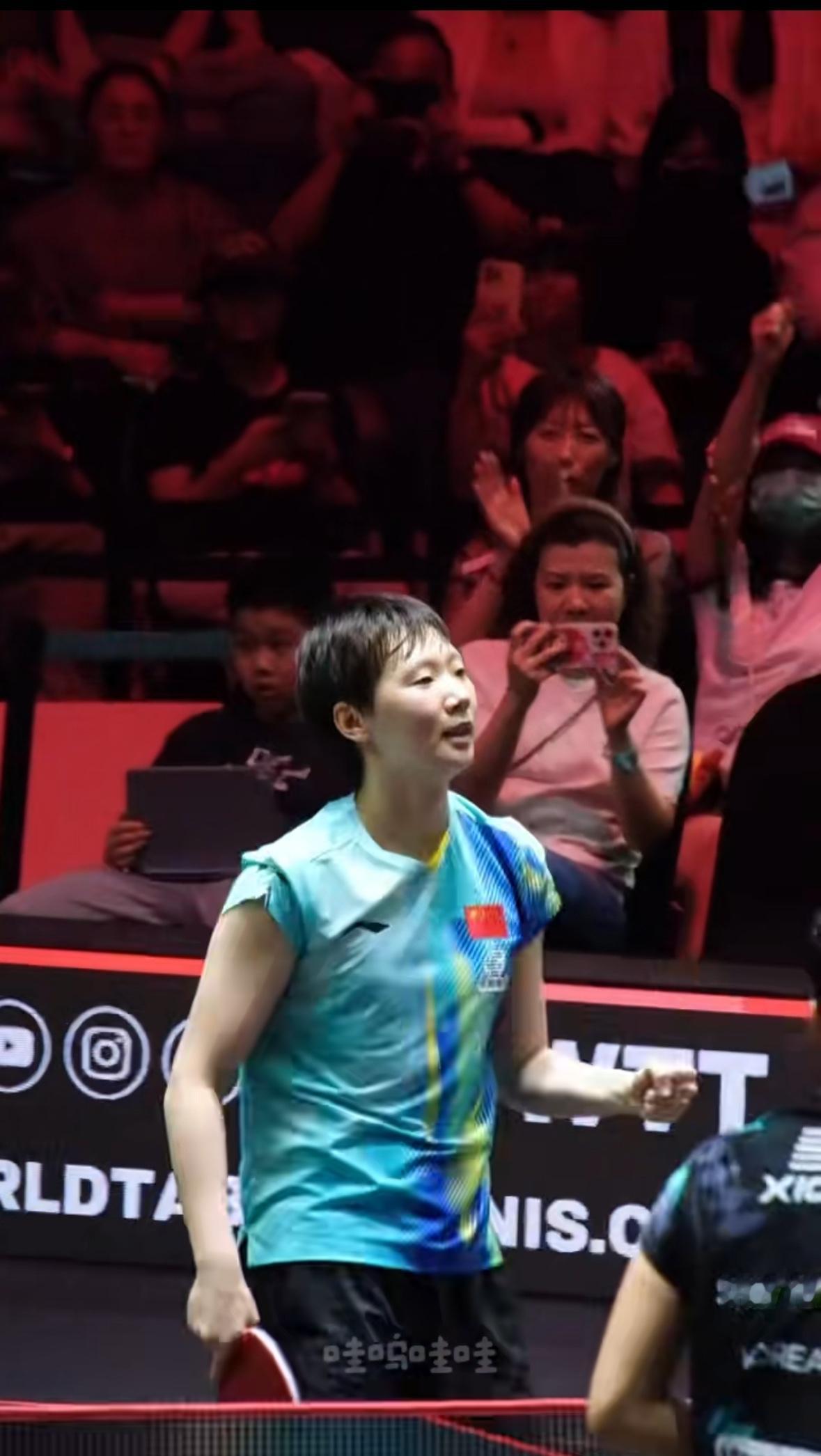 王曼昱遇到了好对手，打得火热，鳗鱼打的真好，赛后握手，惺惺相惜！握拳给力，失利
