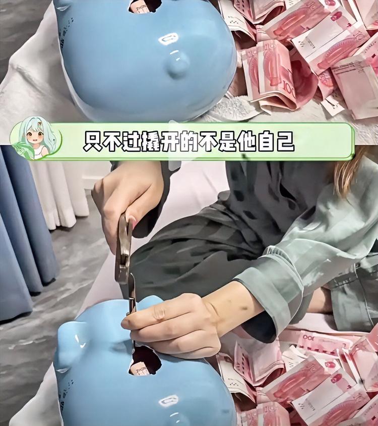 果然越亲的人，捅的刀子越往心里扎！妈妈趁孩子睡着撬存钱罐，拿三万块买金手镯还炫耀