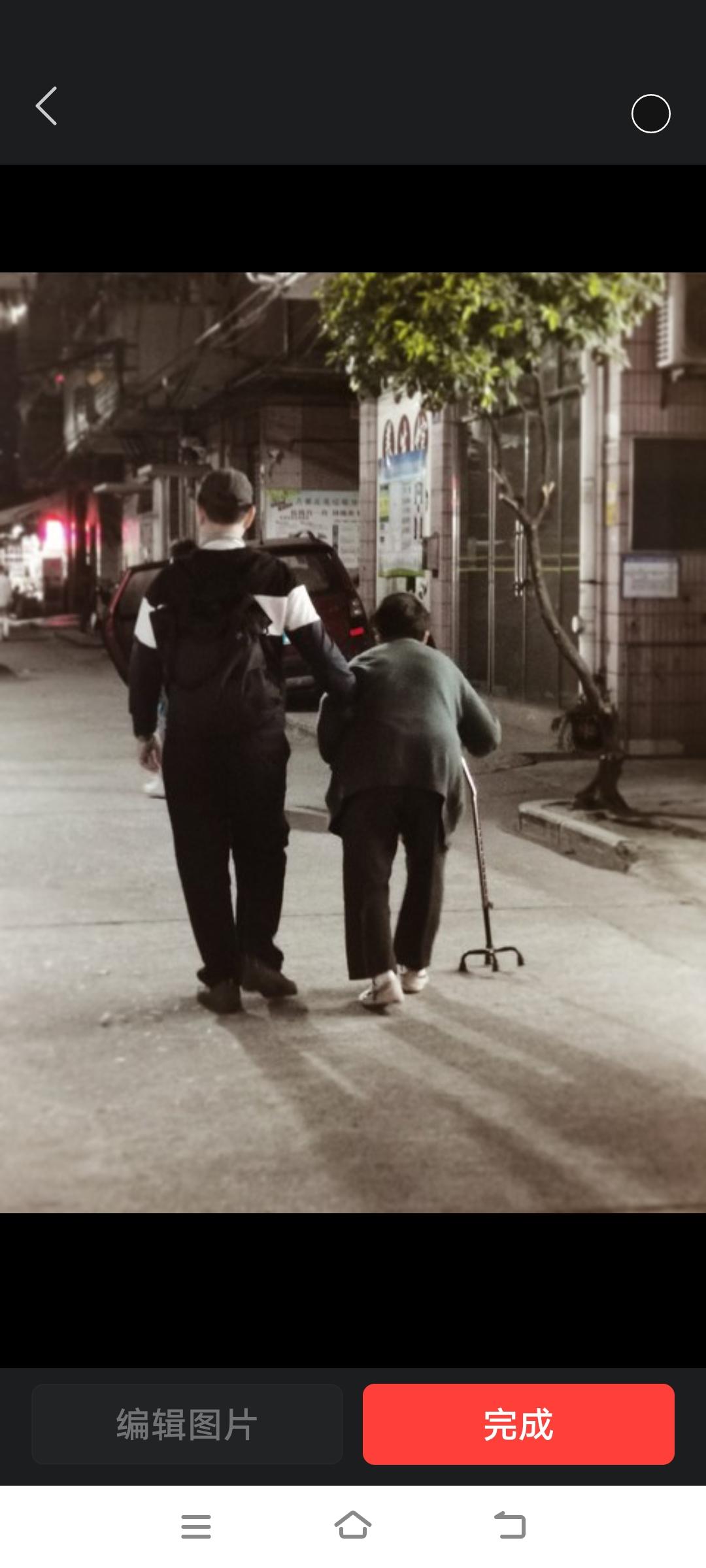 正做饭，忽然听到楼房里传来一声尖叫，我预感大事不妙，一下冲到了楼房里。楼房里