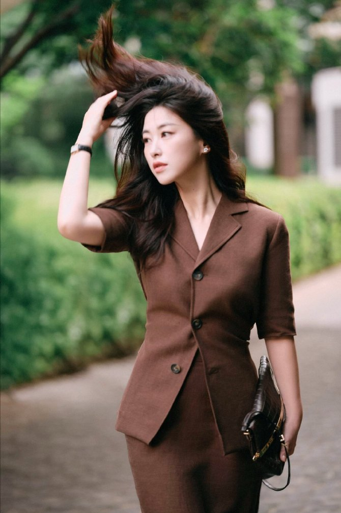 朱珠携老公街拍惊艳全网！她一身巧克力棕西装搭铅笔裙演绎美拉德风，五分袖收腰设计显瘦利落，同色系铅笔裙