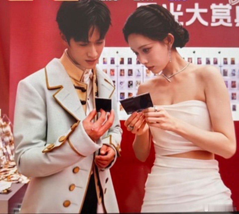 李昀锐孟子义你俩聊啥呢看这俩人凑一块儿窃窃私语的样子，感觉空气里都飘着粉红泡泡