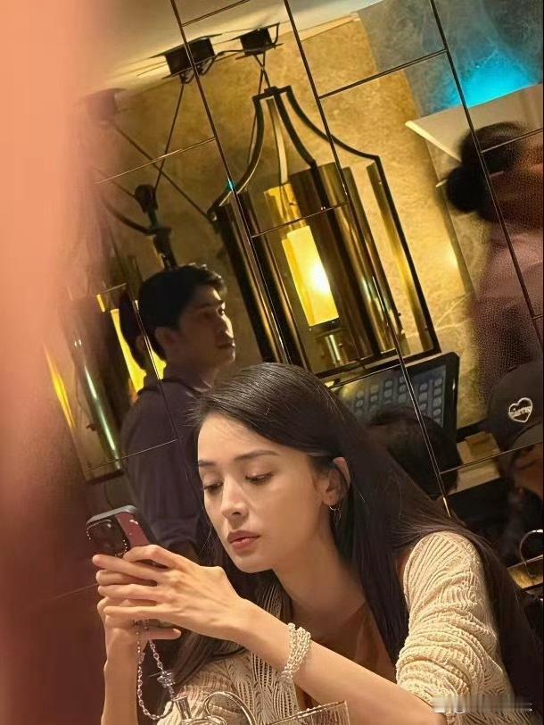 难怪古力娜扎收获众多喜爱，即便身处原相机镜头下素颜出镜，依旧容颜精致耐看，原生颜