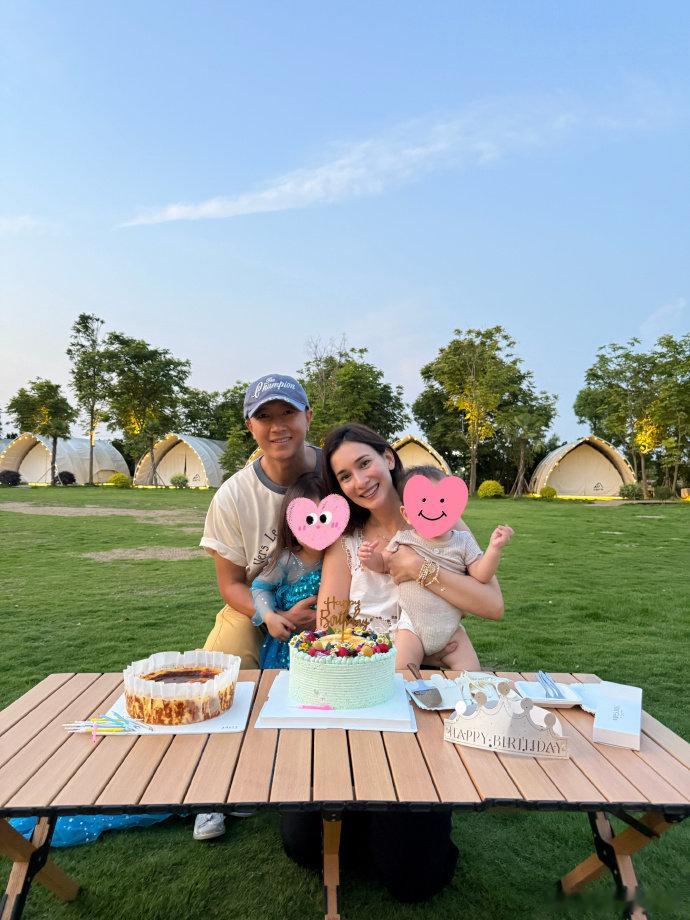 卢靖姗晒全家福庆生，真幸福啊~韩庚卢靖姗儿女都这么大了卢靖姗晒全家福庆生