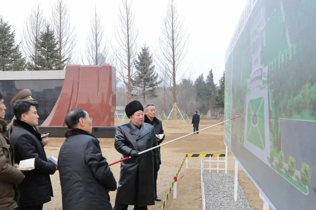 朝鲜最高领导人视察了为在俄罗斯参战的朝鲜公民修建的在建纪念设施。朝鲜正在修建海