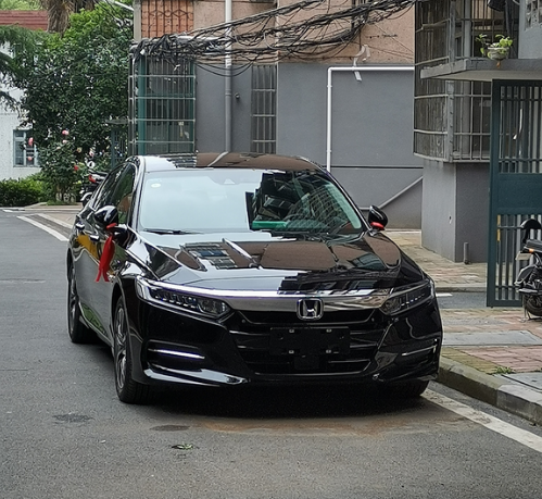 雅阁混动丐版,开了一周。选择了雅阁混动，省油加动力强。一个礼拜下来油耗基本稳定