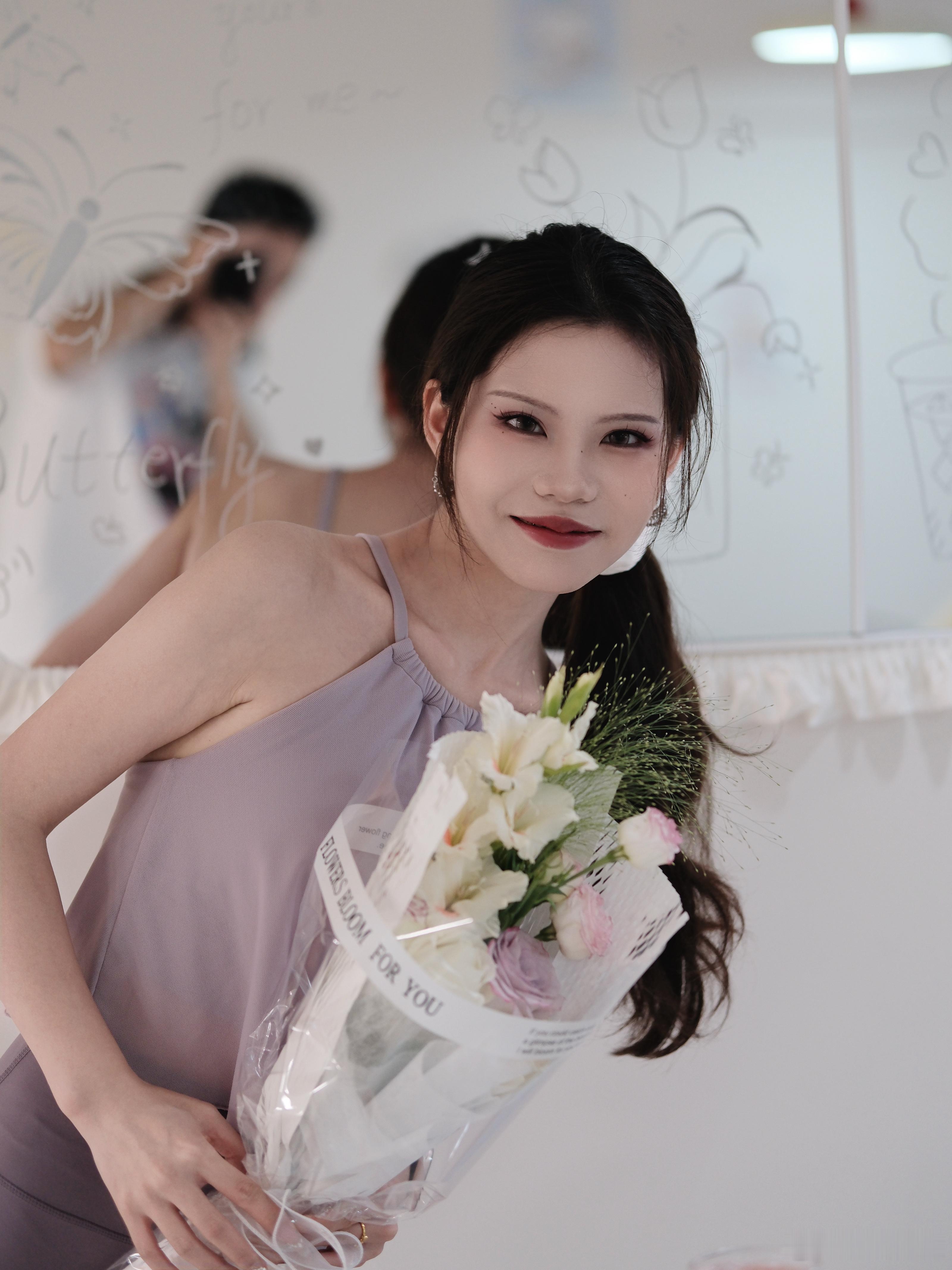 这是周末我为夫人拍的一组写真，设备用的富士xh2，今年刚开始研究摄影，还拍的不太
