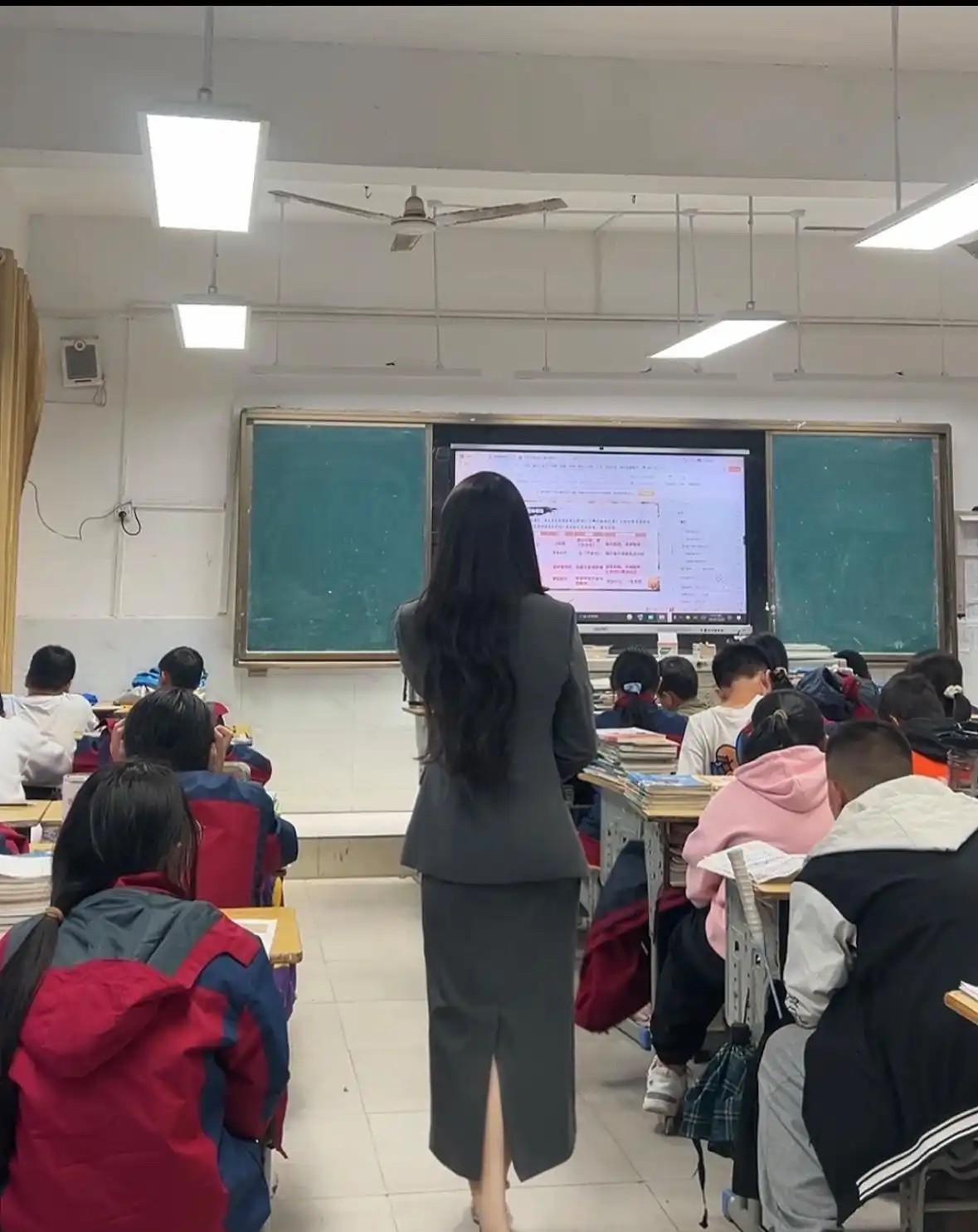 同学孩子的老师，现在老师都这么穿了吗？