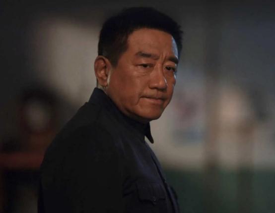 演员丁勇岱说：“2000年的时候，在北京站要进站，一个警察瞅见我，冷不丁就做出掏