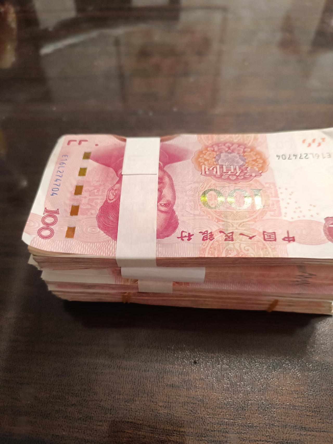 大家发现没有，60岁退休老人，出去打工挣钱，其实，他们根本不缺钱，为了挣更多的钱