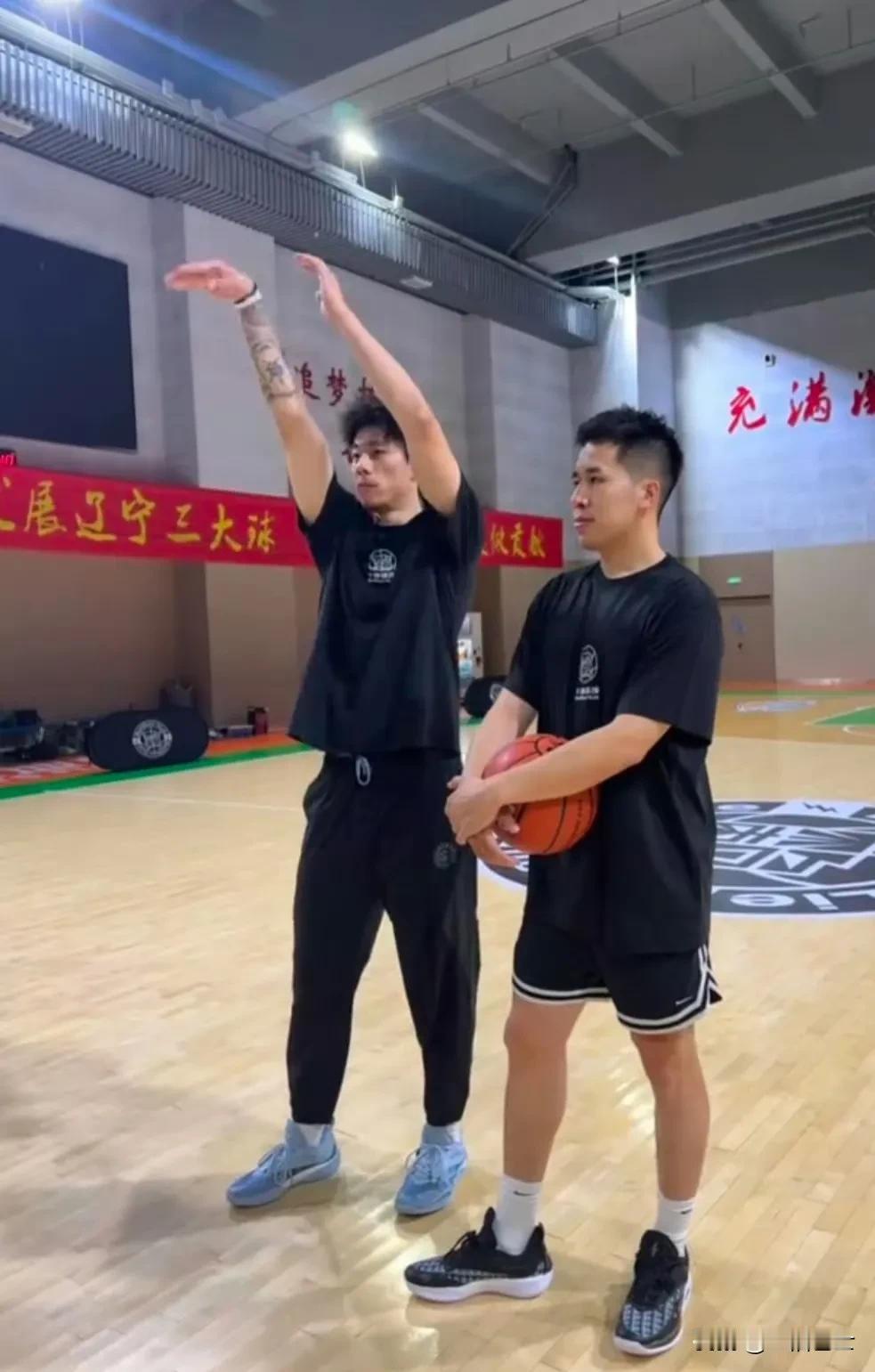 辽宁队张镇麟深陷转会风波[捂脸哭]看起来极为憔悴辽宁队球星张镇麟最新露面，头发