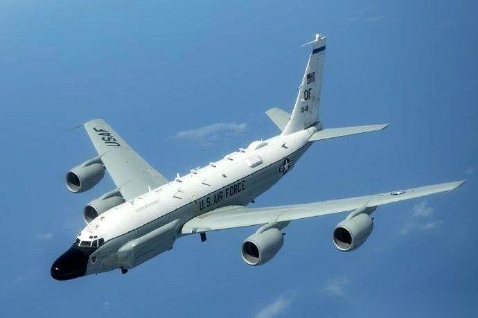 一架美军侦察机，RC-135W，时隔五个月，又一次部署到了伊朗家门口。这东西外