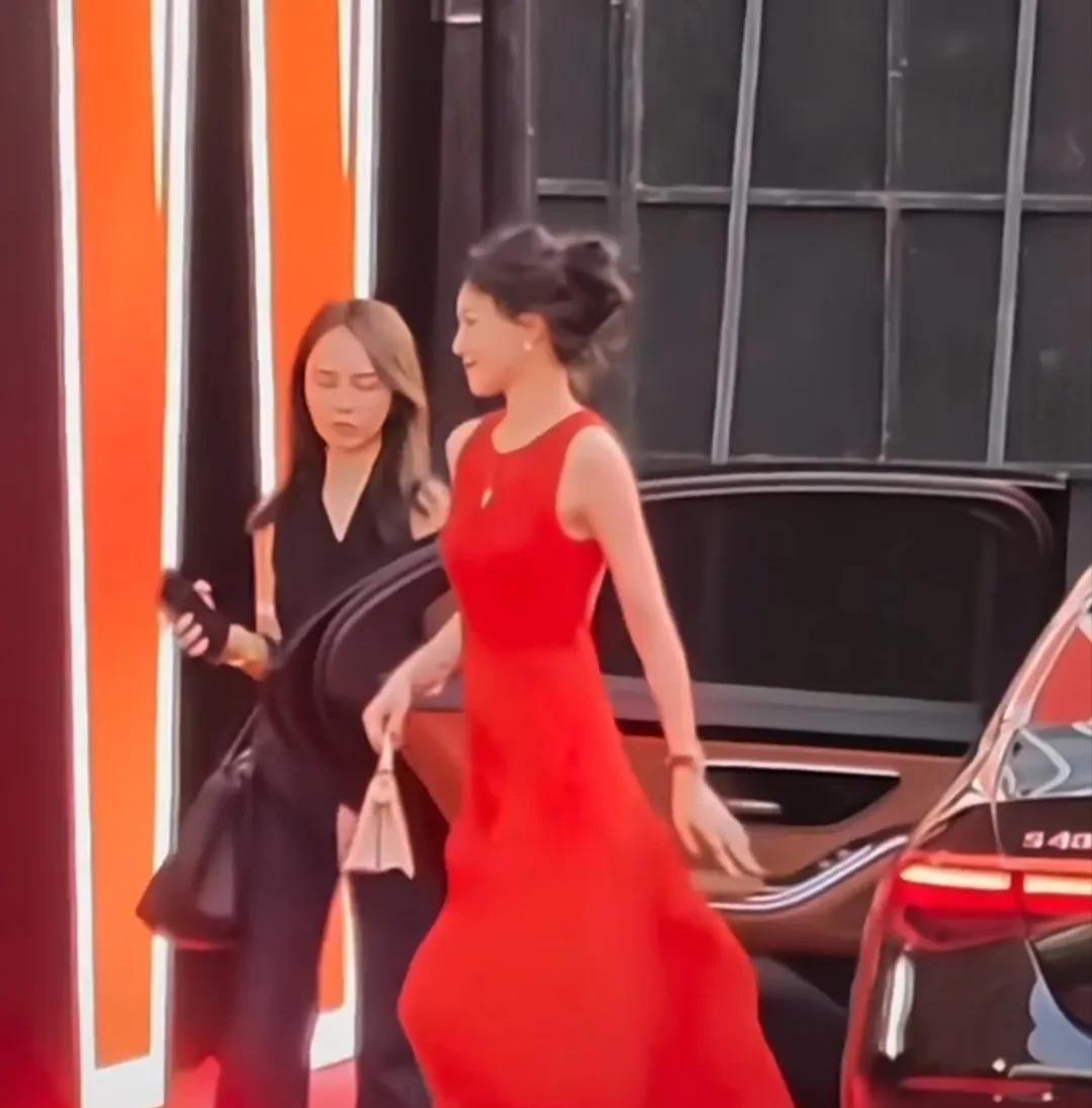 红裙摇曳港风美人氛围感拉满从她笑容看出她是发自内心的笑罗晋应该很宠爱她唐