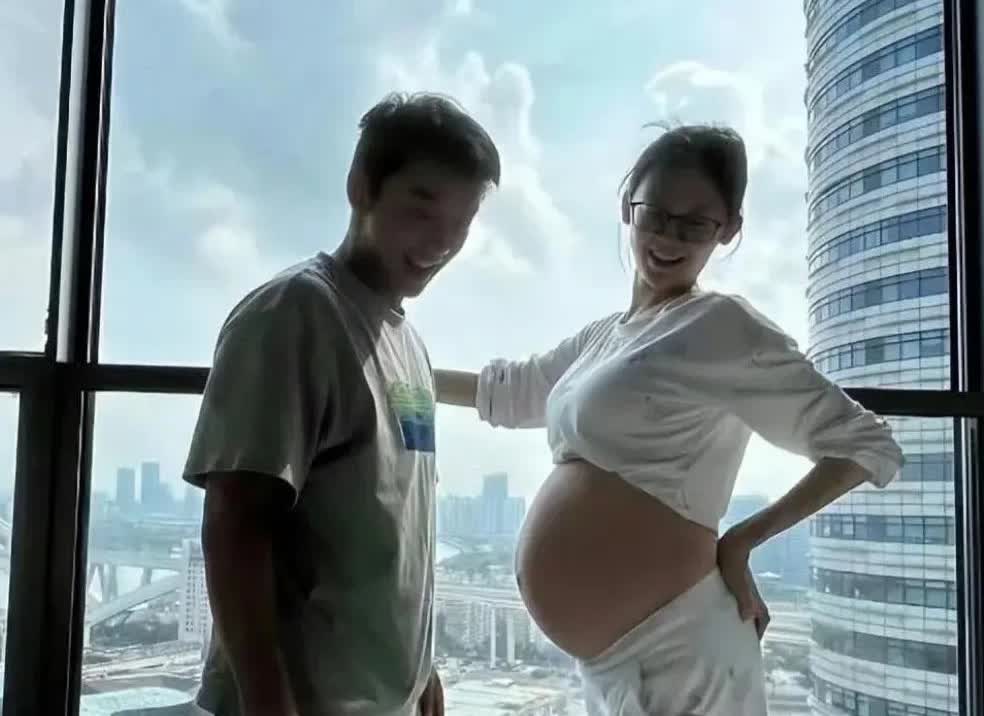 知道为啥郑恺苗苗不敢承认有三胎了，一胎，20年10月出生二胎，22年