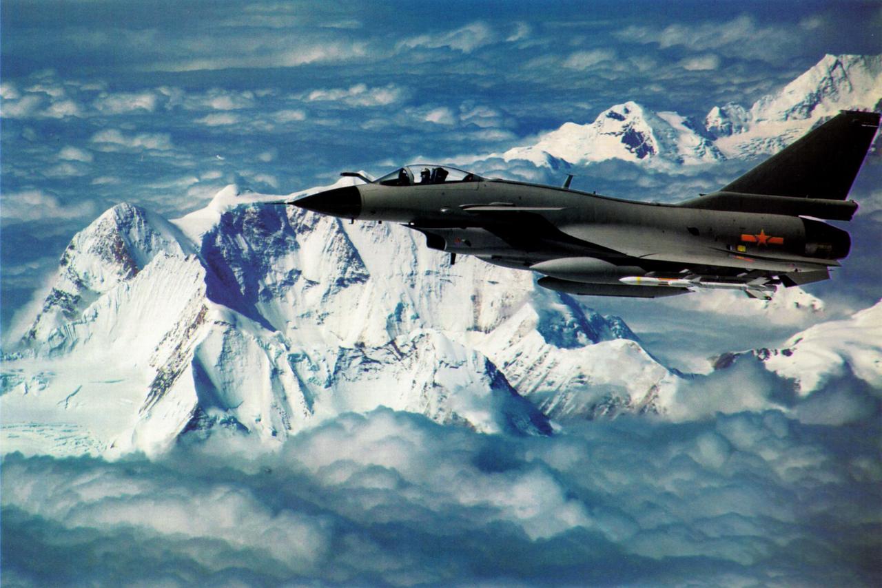 歼十A以空优构型挂载，在雪山上巡逻。这张照片颇有点法新社滤镜风格，整张照片亮度较