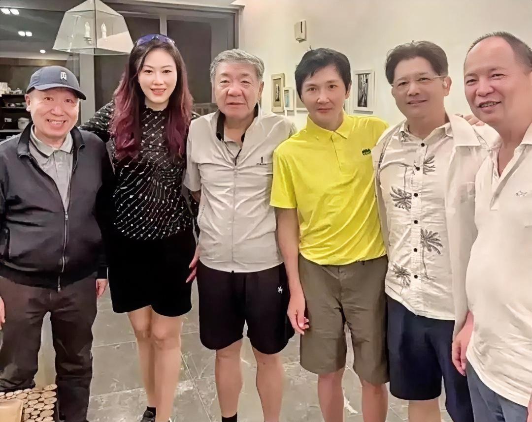 56岁孙楠的瘦，看得我后背发凉。不是那种健身练出的精瘦，是外套空荡荡挂在肩胛骨