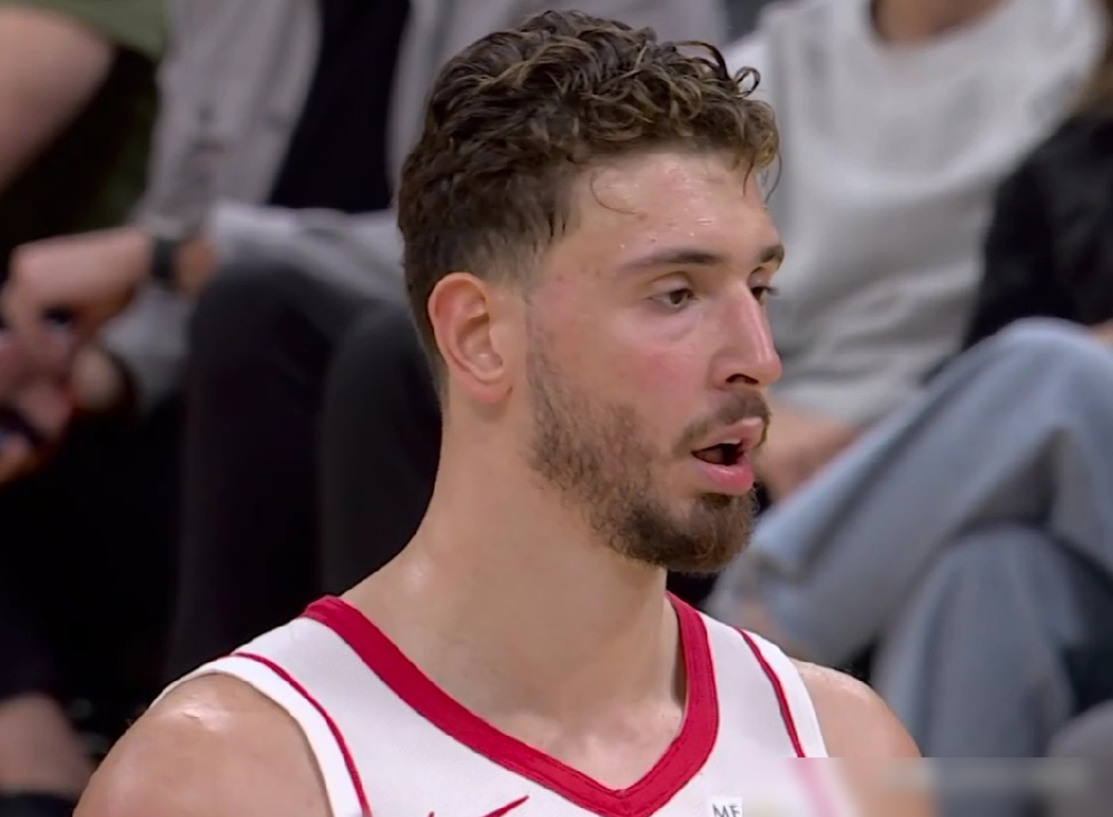 别再吹火箭双核了，季后赛打两场，底裤都快被人扒了。你看看杰伦格林...