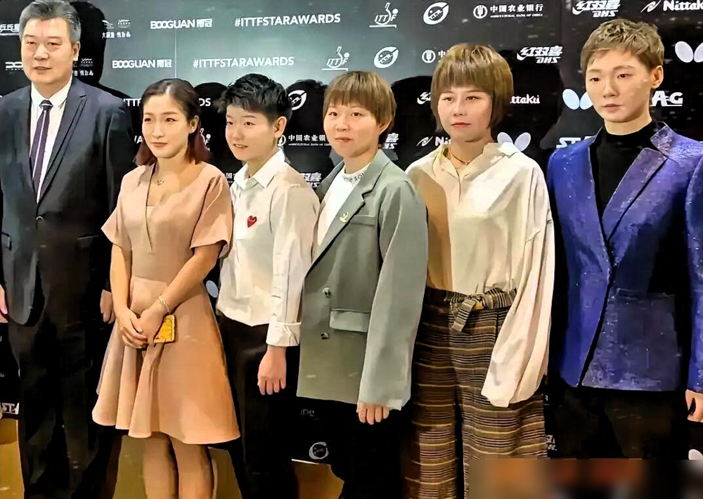 李隼带队走红毯那回，翻出来才看懂，这帮人压根没把红毯当回事。马龙穿得像去开家长会，刘诗雯踩着恨天高差