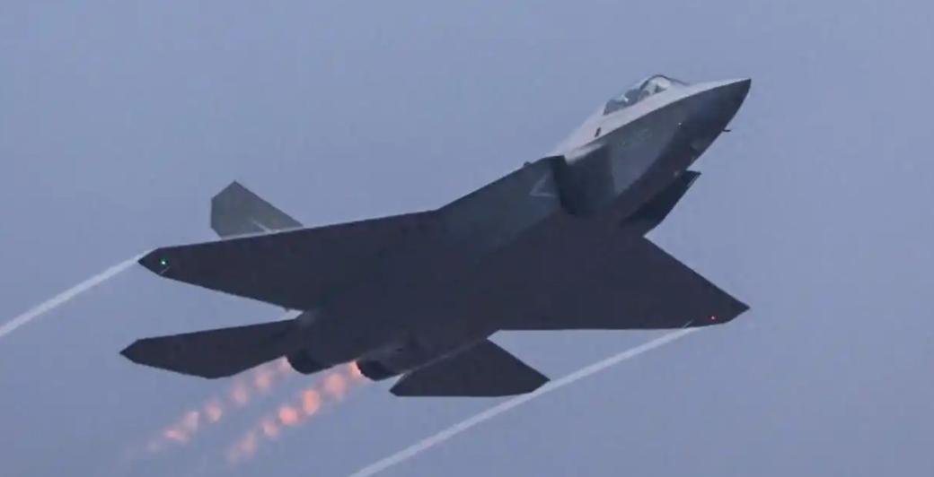 中国歼35A闪耀巴黎，美军看着手中F35，突然不香了中国干了一件大事——把自家