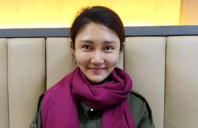 都在说龙洋青春靓丽，实际上她的舞台形象全靠化妆，她的本人一点也不漂亮，只能算是一