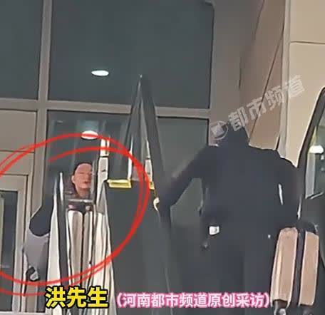 湖南长沙，一男子刚刚坐火车到达，就在他准备爬楼梯出站台的时候，突然发现了一辆小型