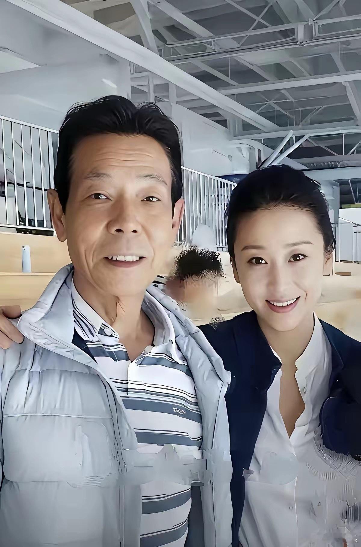 苗圃说，很多人看到我们合照会说，你老公陈义红怎么又老又丑，我确实喜欢成熟的男人，