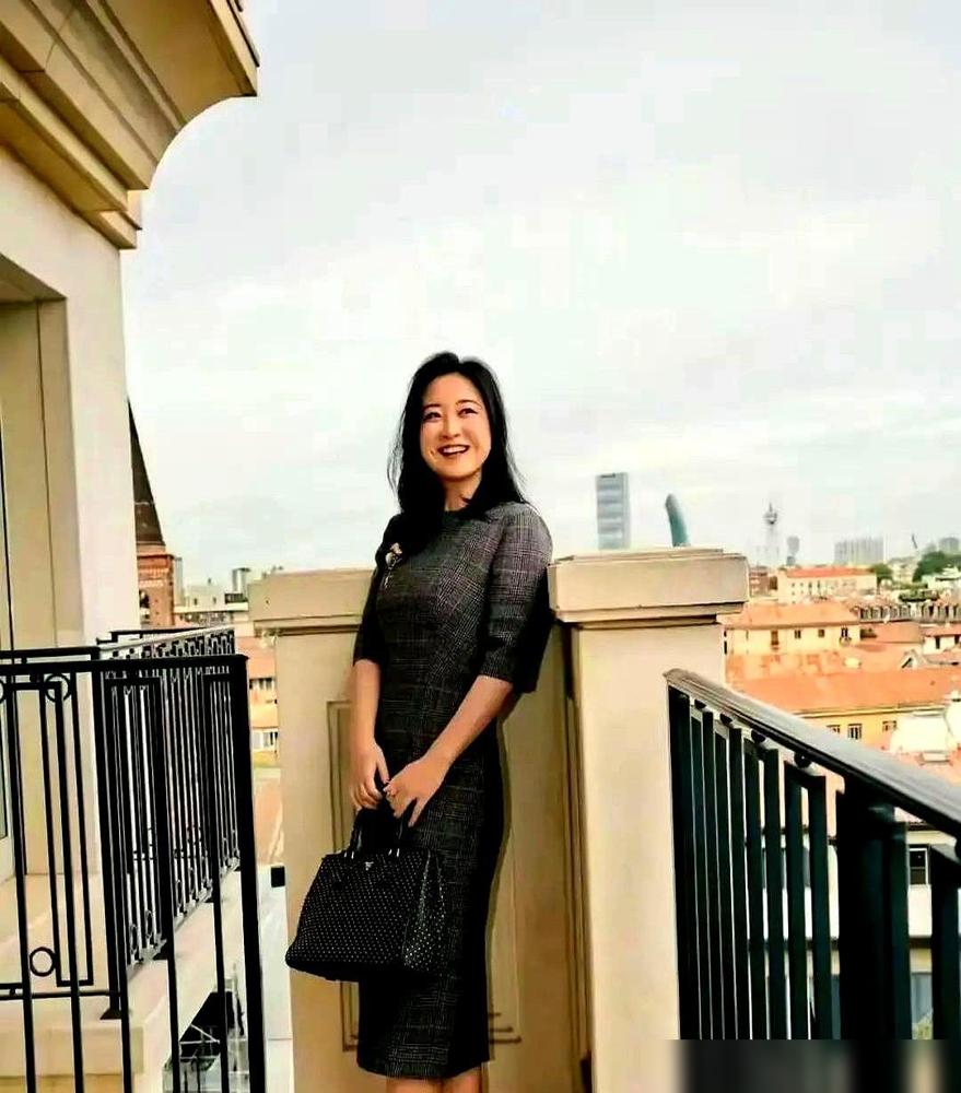 孙楠暴瘦脱相，跟自律半毛钱关系都没有。2019年潘蔚举着700元月租的民房钥