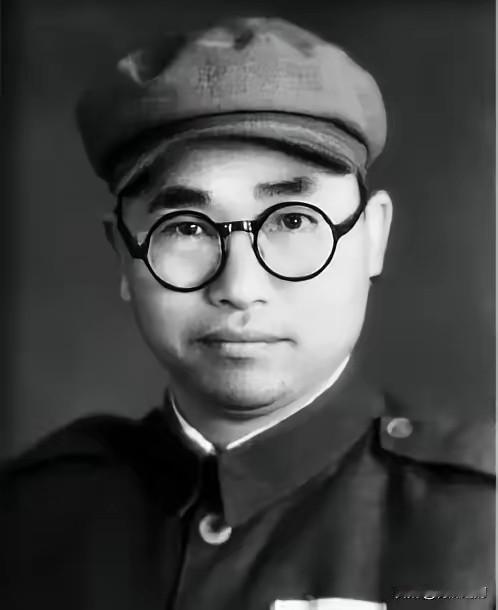 1939年，八路军炮兵团长左叶盛怒之下，突然对着特派员开枪，事后被押到延安受审，