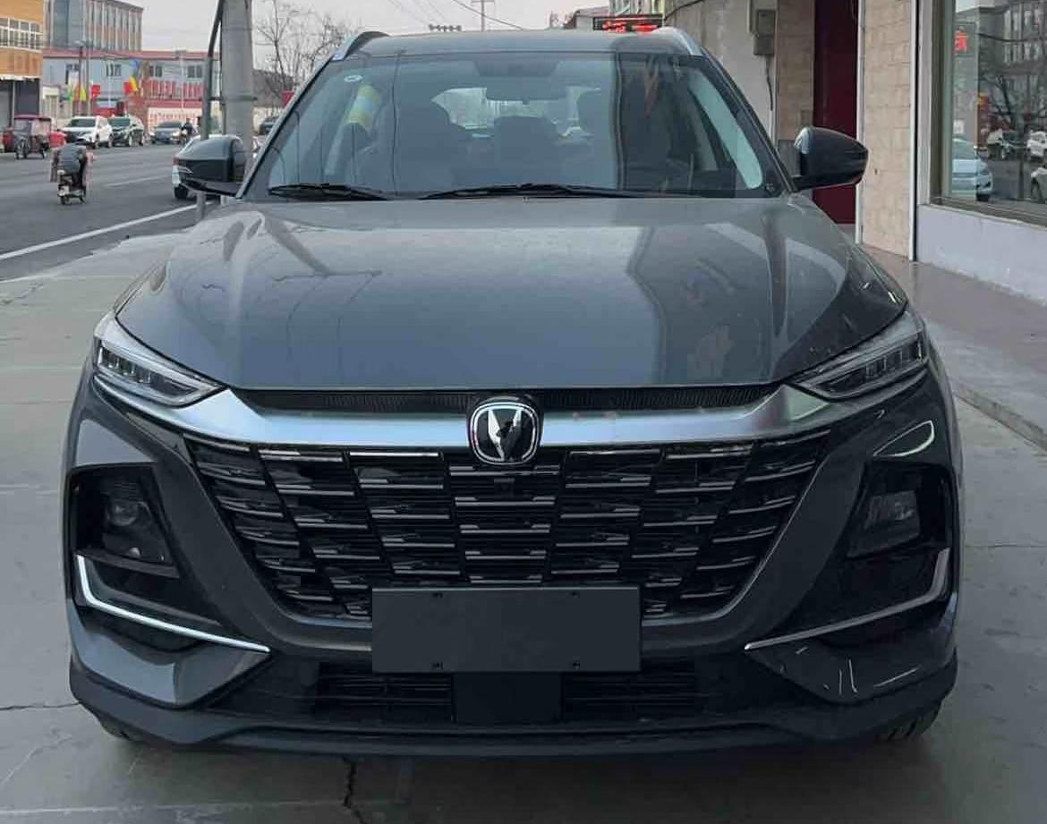 26款CS75 PRO轻微运损车一台指导价：104900星际灰​裸车：69