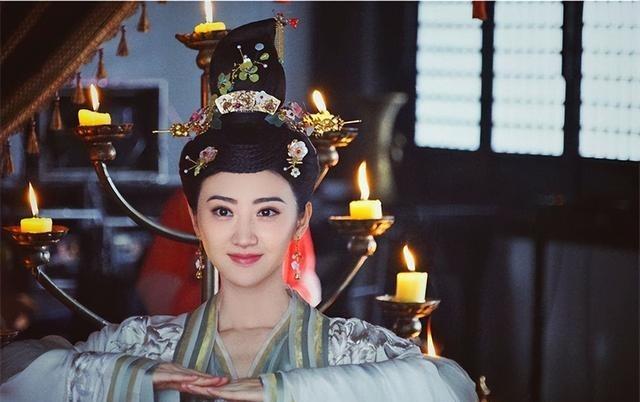 历史上的宁王李宪好色到什么程度呢？据说他有绝色宠妓数十人，但他仍不满足，把旁边一