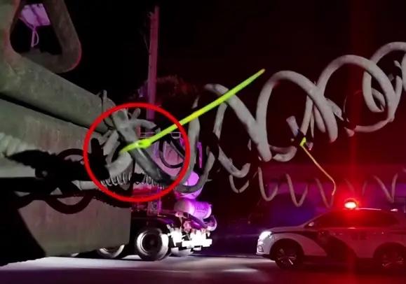 山东济南，男子把货车停路边，去附近店里吃了碗面，半小时后他回到车中启动引擎，这时