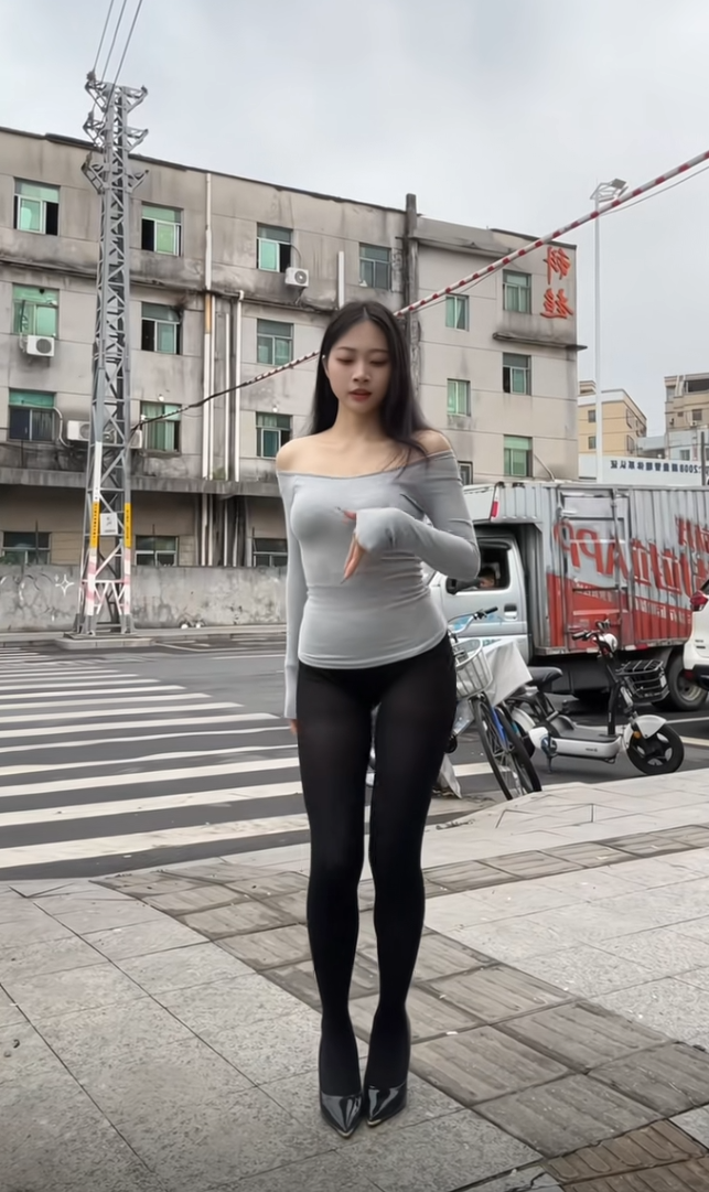 后面的货拉拉小哥竟然一眼都不看