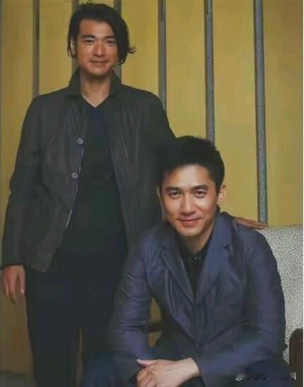 原来梁朝伟年轻的时候长相大气，风度翩翩，竟然比金城武的颜值耐看一些。不仅皮肤白，