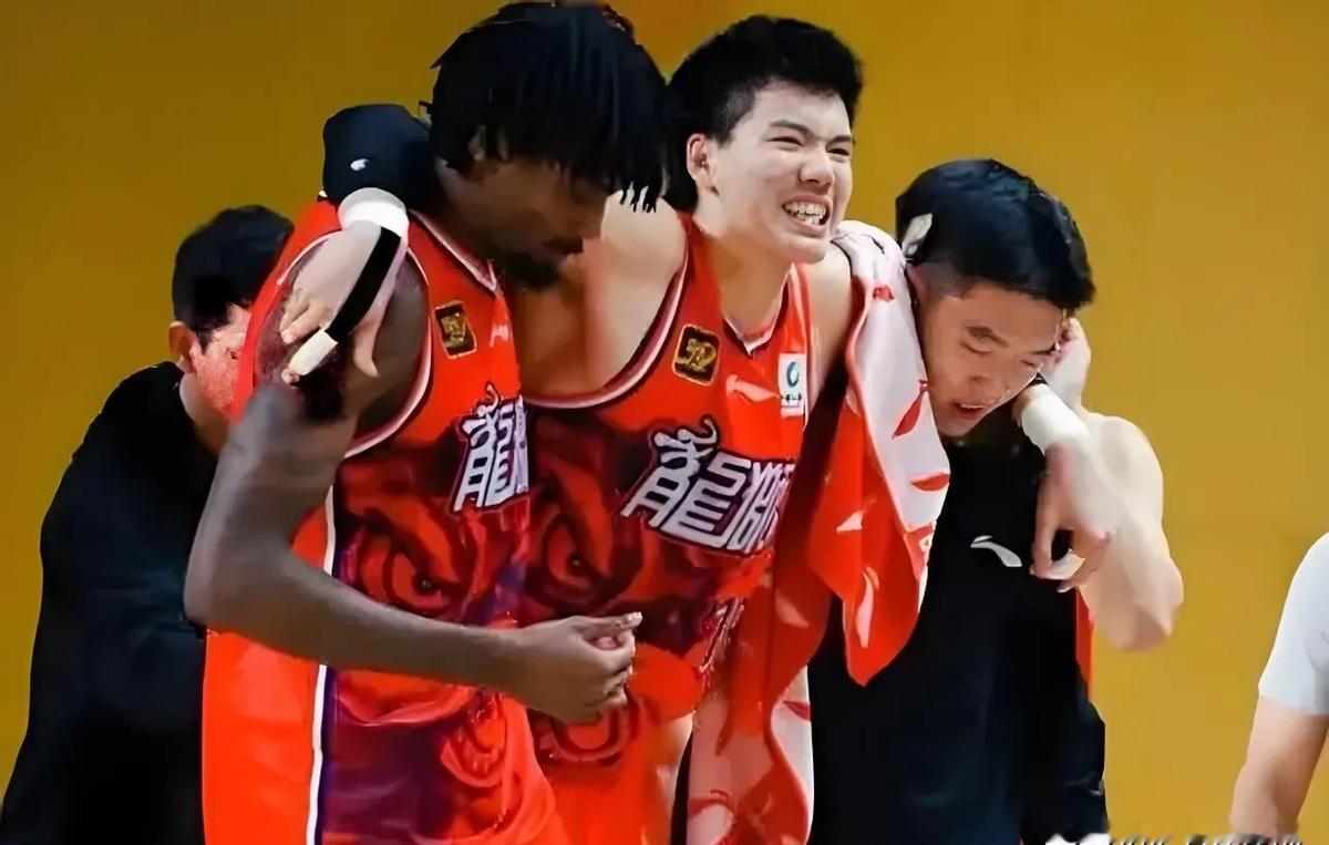 陈国豪刚下飞机就被交易焦泊乔还没热身就换队北控把陈国豪送出去，换来一沓现