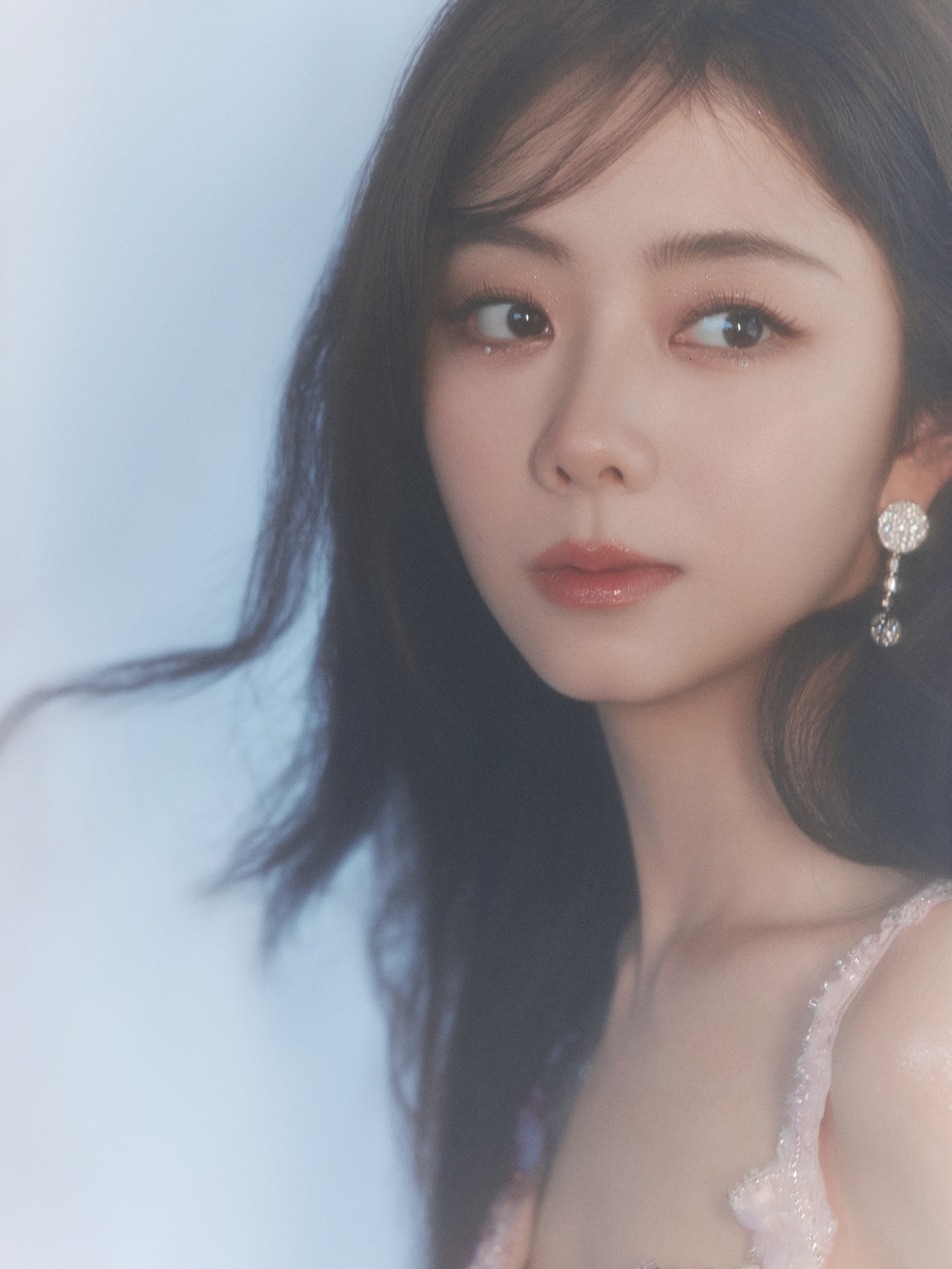 谭松韵轻盈闪烁是流动的光影，徜徉在一场女孩的梦境之中✨两小姐受邀参加中国电影12