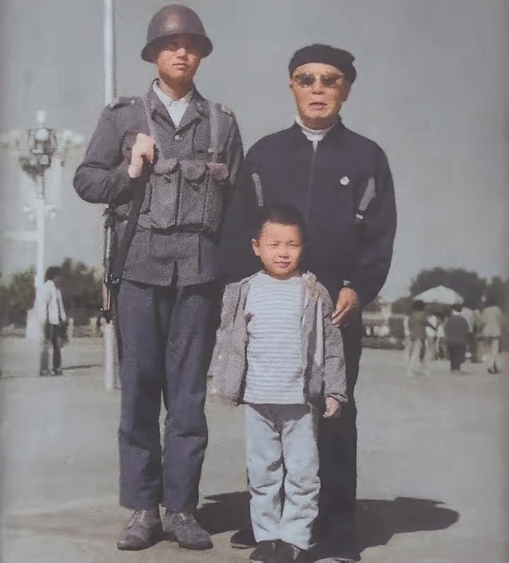 这是当年国庆之际的天安门广场，开国上将吕正操将军带着小孙子来到天安门广场游玩，这