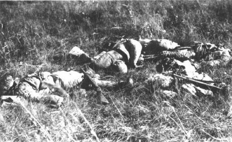 这张照片记录的是1931年江桥抗战中牺牲的中国士兵，具体背景如下：1931